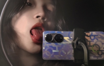 钰钰璟 舔手机麦