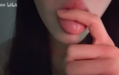 小妮困困 口水很多的视频甜手掌 甜屏