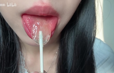 小妮困困 棒棒糖棒棒糖!为什么吃棒棒糖会不自觉流口水,我太馋了吗