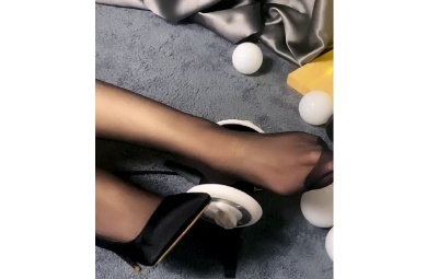 清清睡不醒 黑丝采你的耳朵