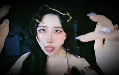 秋水 20250501异域蛇女_异域风情蛇女の孔雀鱼近距离怼脸